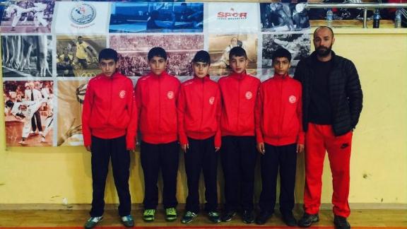 Ayşe Toprak Yatılı Bölge Ortaokulu Yıldızlar Badminton Takımı Türkiye Şampiyonasında Yarı Finale Yükseldi